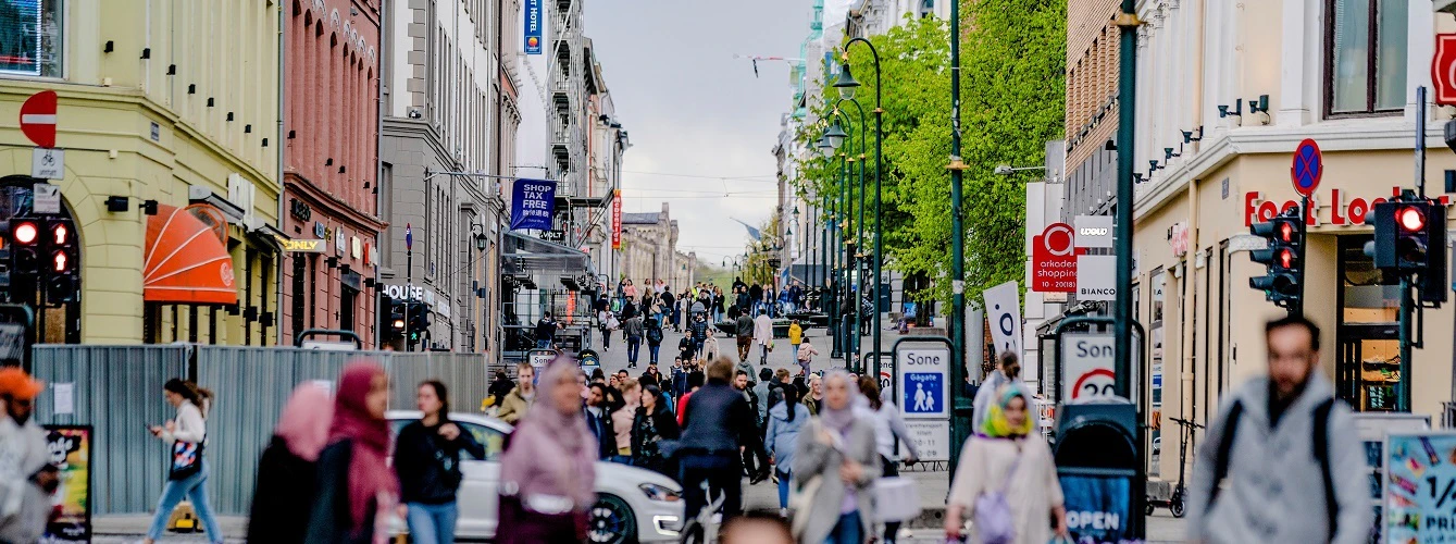 Masse folk på Karl Johan i Oslo